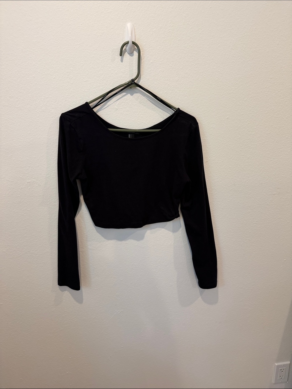 Forever 21 Black Long-Sleeve Cropped Top